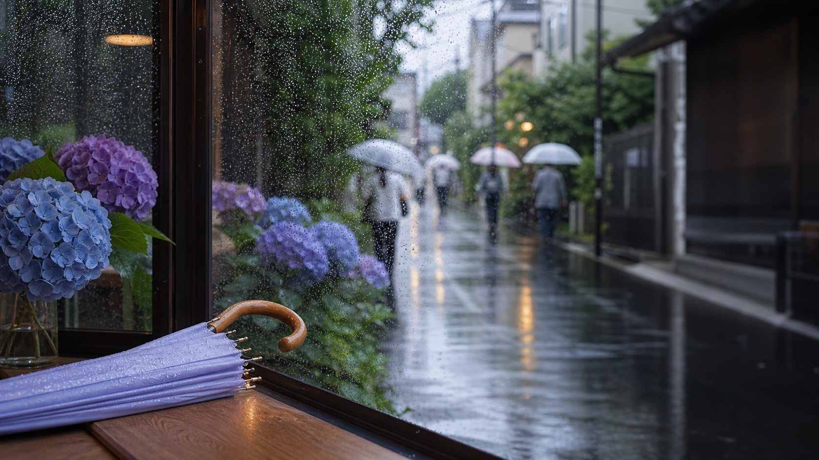 雨粒のついた窓、あじさい、傘を差して歩く人々を写した梅雨入りの記事用イメージ